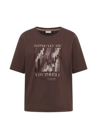 T-shirt marron à manches courtes avec un motif abstrait métallique et le texte "Nomad of Yourself" accompagné d'un texte plus petit en dessous, sur le devant.