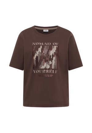 T-shirt marron à manches courtes avec un motif abstrait métallique et le texte "Nomad of Yourself" accompagné d'un texte plus petit en dessous, sur le devant.
