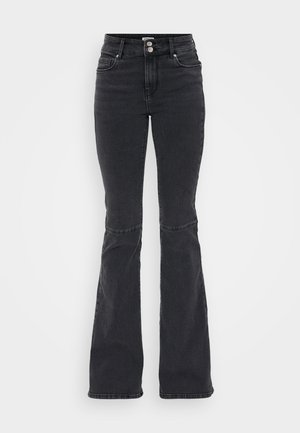 Jeans de ganga pretos de cintura alta com pernas largas, fechamento de botão duplo, e bolsos à frente e atrás contra um fundo branco.