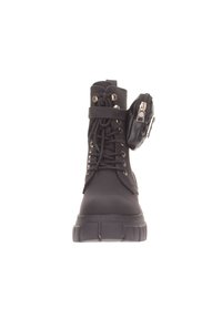 Stivaletti neri alla caviglia con suola spessa, lacci sul davanti e una piccola tasca con zip decorativa sul lato. Realizzati in pelle liscia.