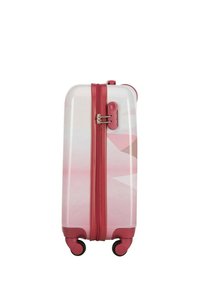 Twarda walizka w przezroczystym różowym kolorze z czerwoną zamkiem błyskawicznym i akcentami. Posiada cztery obrotowe kółka oraz zamek szyfrowy. Elementy wzornictwa geometrycznego.