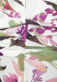 Stoff mit Blumenmuster in Rosatönen, Lila und Grüntönen, mit gerafften Details. Glatte Textur mit einer leichten, dehnbaren Zusammensetzung.