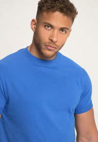 STHUGE T-shirt med print - blue