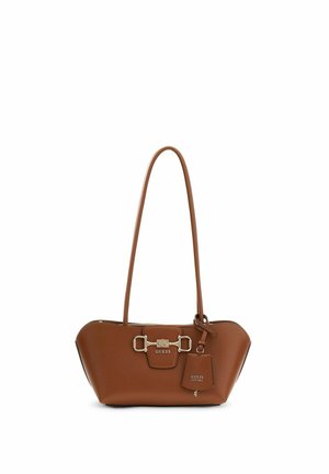 Sac bandoulière en cuir marron avec une longue sangle, détail boucle dorée, et étiquette attachée embossée du nom de la marque "Guess".