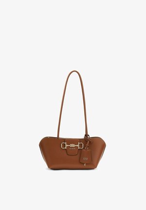 Sac bandoulière en cuir marron avec une longue sangle, détail boucle dorée, et étiquette attachée embossée du nom de la marque "Guess".