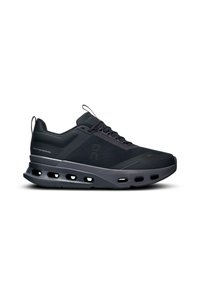 Schwarze Sportschuhe mit einem Mesh-Obermaterial, gepolstertem Kragen und einer dicken Sohle mit Belüftungsöffnungen, die für Komfort und Unterstützung ausgelegt sind.