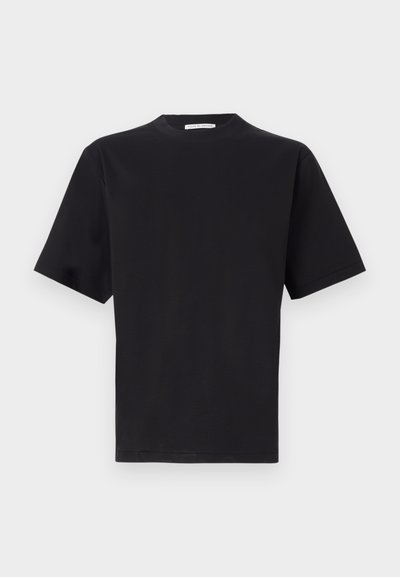 Μαύρη κοντομάνικη μπλούζα, με στρογγυλή λαιμόκοψη, φτιαγμένη από απαλό βαμβακερό ύφασμα. Απλός σχεδιασμός χωρίς ορατά σχέδια ή λεπτομέρειες.