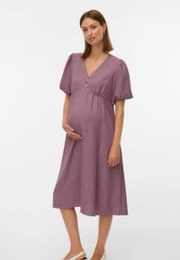 Violetinė nėštumo suknelė su trumpomis pūkuotomis rankovėmis, V formos iškirpte ir mygtukų detalėmis, sukurta laisvai, plazdančiai siluetai.