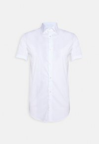 Bílá košile s krátkým rukávem a klasickým límečkem, vystavená na barevném bílém pozadí.