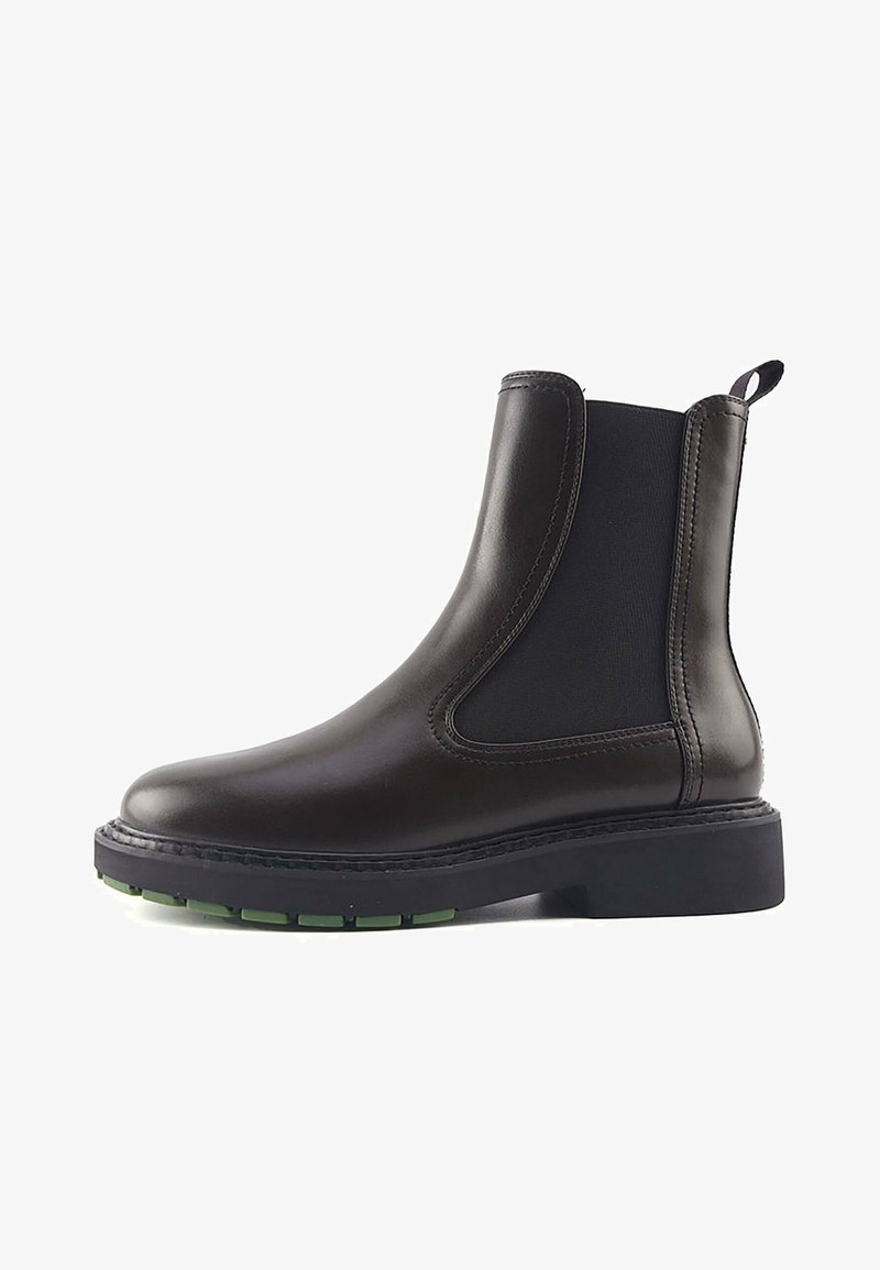 Brun läderankelstövel med elastiska sidsk panels, rundad tå och en svart gummisula med gröna accenter och en strukturerad yta.