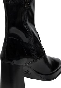 Tamaris Platform bokacsizmák - black patent