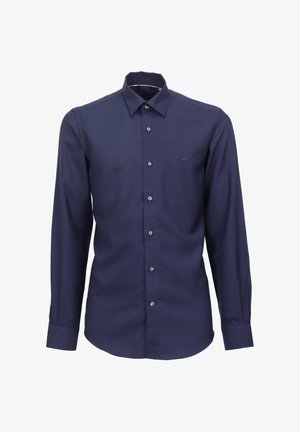 Námořnická modrá košile s dlouhým rukávem vyrobená z hladké tkaniny s límcem na knoflíky, s jemně vyšitým logem a standardním zapínáním na knoflíky.