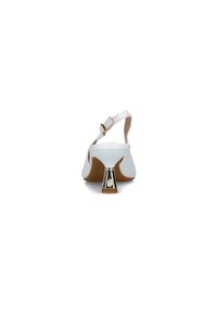 Slingback bianco con un brillante accento metallico su un tacco sottile, caratterizzato da una finitura liscia e una cinturino alla caviglia regolabile.