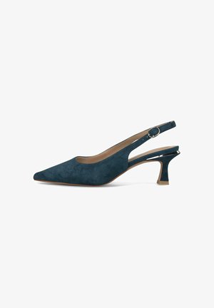 Marineblauwe suède slingback pump met spits toelopende neus en lage, gebogen hak, voorzien van een verstelbare zilveren gespsluiting.