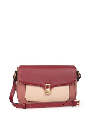 Borsa strutturata con una patta in pelle bordeaux e una parte inferiore beige. Presenta una chiusura dorata e una tracolla regolabile per indossarla a tracolla.