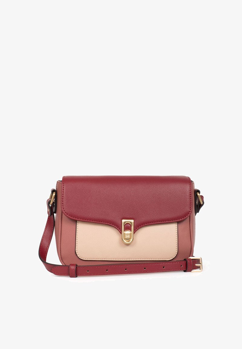 Borsa strutturata con una patta in pelle bordeaux e una parte inferiore beige. Presenta una chiusura dorata e una tracolla regolabile per indossarla a tracolla.