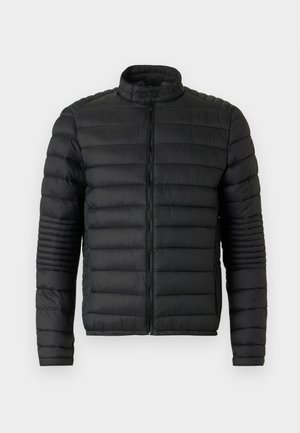 Černá péřová bunda s vysokým límcem, horizontálním prošívaným designem a ribbed detaily na rukávech, se středovým zipovým zapínáním.