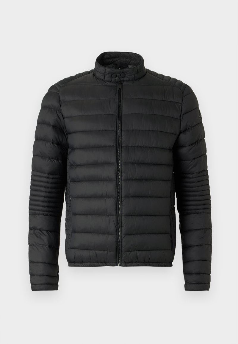 Veste doudoune noire avec col haut, design matelassé horizontal et accents côtelés sur les manches, présentant une fermeture éclair centrale.