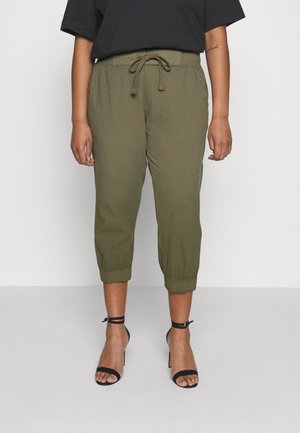 Kaffe Curve CAPRI PANTS - Šorti - grape leaf