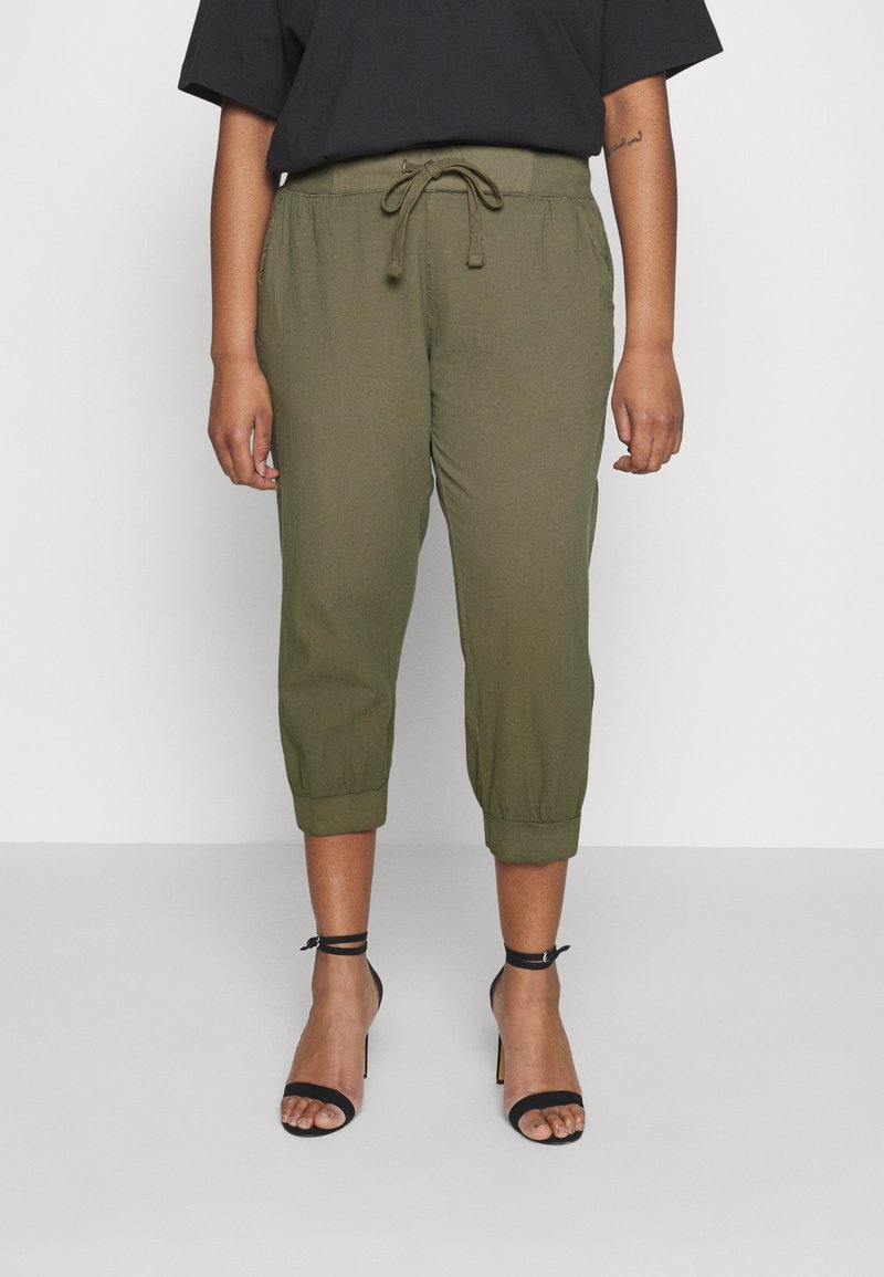 Kaffe Curve - CAPRI PANTS - Šorti - grape leaf, Palielināt