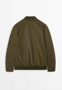 Veste bomber vert olive avec col, poignets et ourlet côtelés, dotée d'une poche à fermeture éclair sur la manche gauche, vue de dos.