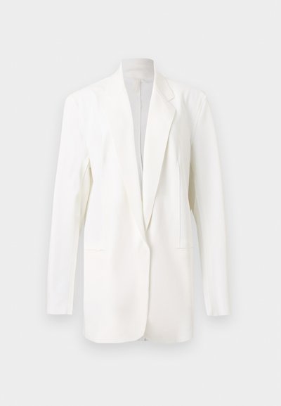 Λευκό σακάκι προσαρμοσμένης γραμμής με μακριά μανίκια, γιακά με εγκοπή και μπροστινές τσέπες με ρέλι, απεικονίζεται σε ουδέτερο φόντο.