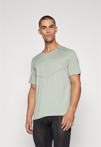 Nike Performance RISE - Camiseta deportiva - jade horizon/reflective silver