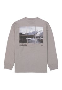 Grijze katoenen T-shirt met lange mouwen, voorzien van een geschilderd landschap in zwart-wit met tekst en een rechthoekig ontwerp op de achterkant.