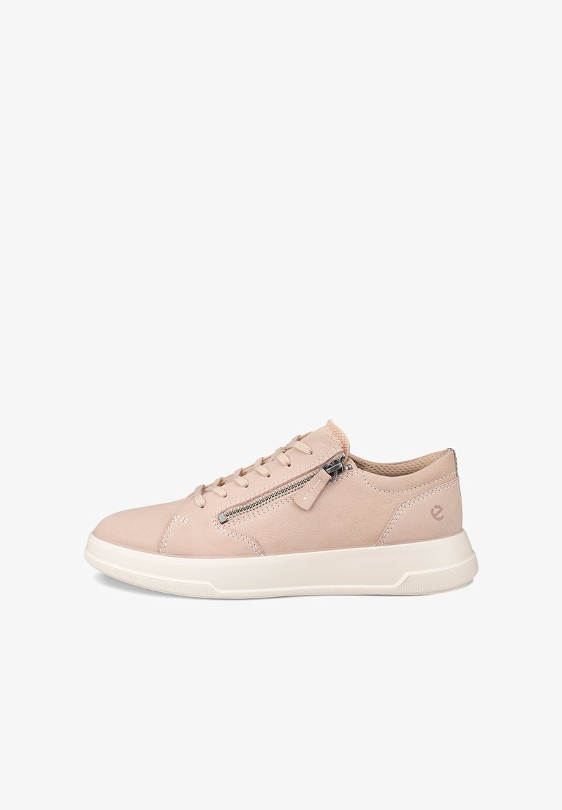 Lichtroze lage sneaker met witte zool, veters aan de voorkant, zijrits en een gestructureerd kraagdetail, gezien vanaf de buitenkant.