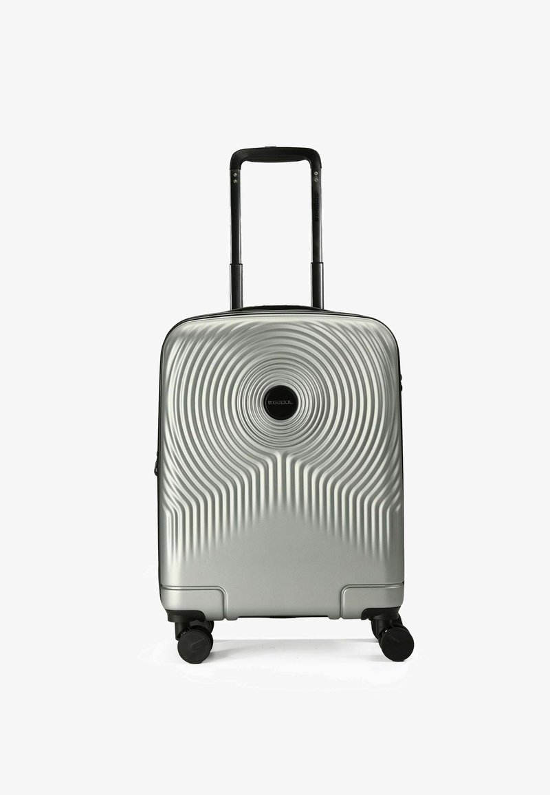 Silberner Hartschalenkoffer mit wellenförmigem Muster, ausziehbarem schwarzen Griff, vier drehbaren Rädern und einem runden Logo in der Mitte.