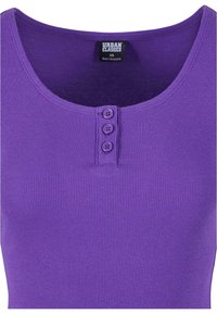 Débardeur violet côtelé avec un col rond et trois accents de boutons à l'avant. Fabriqué dans un tissu extensible pour plus de confort.