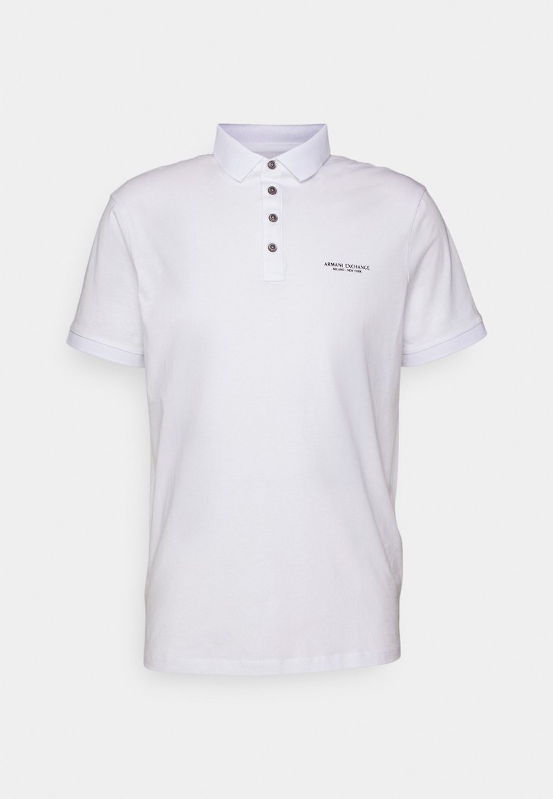 Vit pikétröja i bomull med klassisk krage, treknappsförslutning och kontrasterande blå manschetter. Har en liten logotyp på bröstet.