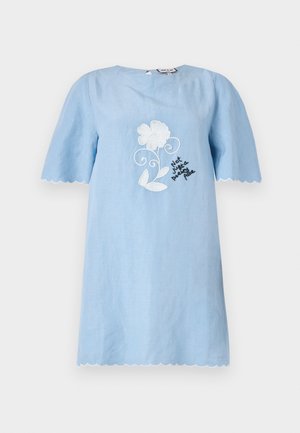 Helles blaues kurzärmeliges Kleid mit gewelltem Saum, das weiße Blumendekorationen und schwarzen Text mit der Aufschrift "Nicht nur ein hübsches Gesicht" zeigt.