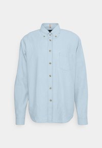 Jasnoniebieska koszula z długim rękawem wykonana z teksturowanej tkaniny, z kołnierzykiem zapinanym na guziki, kieszonką na piersi i guzikami w złotym odcieniu.