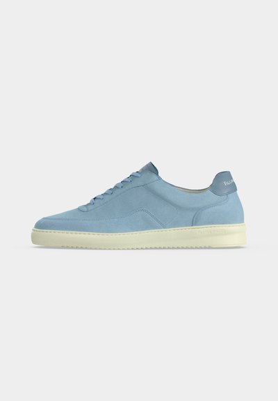 Hellblaue Wildleder-Low-Top-Sneaker mit cremefarbiger Sohle, passenden blauen Schnürsenkeln und gebrandeter Fersenzunge auf hellem einfarbigem Hintergrund.