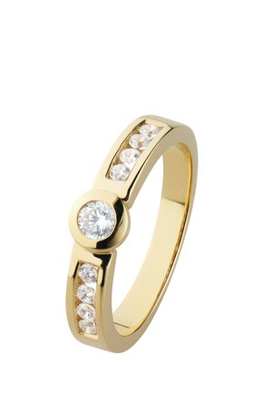 Goldener Ring mit einem großen zentralen runden Diamanten und sechs kleineren Diamanten, die in zwei Reihen entlang des Rings gefasst sind.