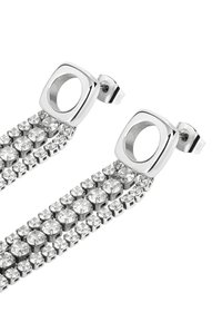 Pendientes de gota en tonalidad plateada, con varias filas de cristales transparentes, parte superior de perno rectangular y recortes circulares para el cierre en la oreja.