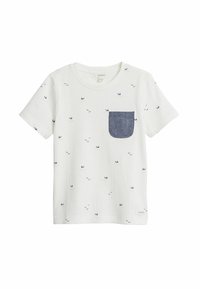 Weißes, geripptes T-Shirt mit kurzen Ärmeln, das eine blaue Denim-Tasche und kleine Vogelmuster auf der Vorderseite aufweist.