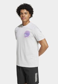adidas Performance RACKET SPORT REBELS GRAPHIC - Print T-shirt - dash grey