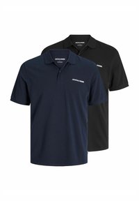 To polo shirts: en marineblå med hvidt logo og en sort. Begge har en klassisk krave og korte ærmer, lavet af letvægtsstof.