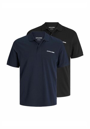 Twee poloshirts: één marineblauw met wit logo en één zwart. Beide hebben een klassieke kraag en korte mouwen, gemaakt van lichtgewicht stof.