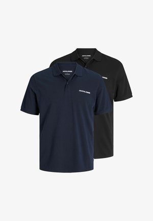 Deux polos : un bleu marine avec un logo blanc et un noir. Les deux présentent un col classique et des manches courtes, fabriqués en tissu léger.