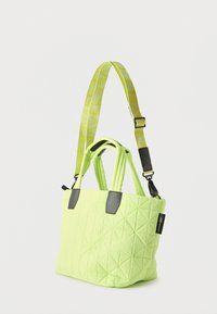 Τσάντα ώμου σε ανοιχτό πράσινο χρώμα με καπιτονέ ύφασμα, διπλές λαβές και ρυθμιζόμενο ιμάντα ώμου με λογότυπο, διακοσμημένη με μαύρα ένθετα και μικρή πλαϊνή ετικέτα.