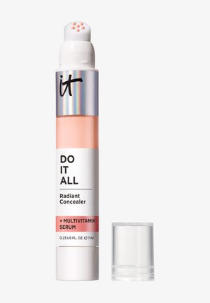 Stick correcteur avec applicateur en éponge montrant des perles de sérum rose, étiqueté "Do It All Radiant Concealer + Sérum Multivitaminé."