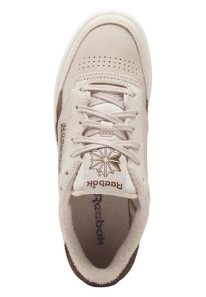Baskets Reebok beige vues de dessus, avec des lacets, un bout perforé et une languette de marque avec logo étoile.