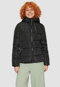 Schwarze Daunenjacke mit Reißverschluss vorne, Kapuze, Kordelzügen und Seitentaschen. Gestepptes Design mit einer glatten, glänzenden Textur.