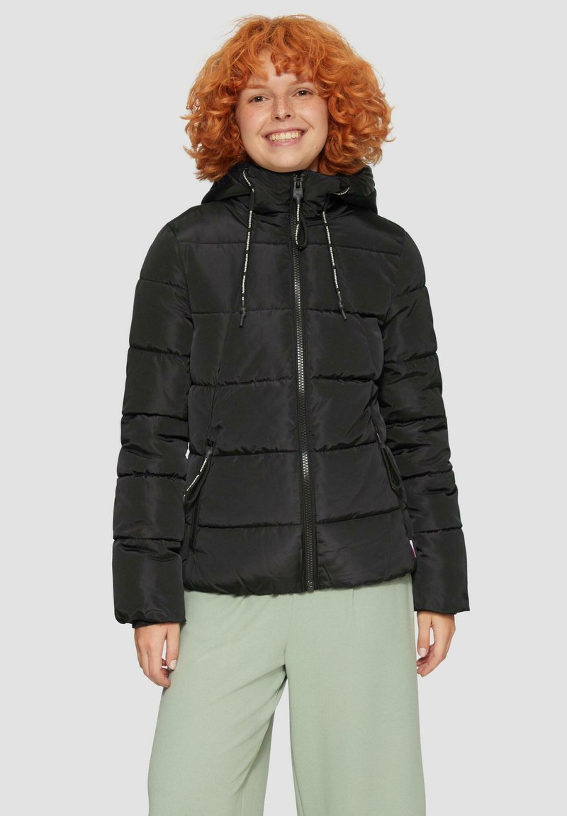 Schwarze Daunenjacke mit Reißverschluss vorne, Kapuze, Kordelzügen und Seitentaschen. Gestepptes Design mit einer glatten, glänzenden Textur.