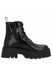 Botas de tobillo negras con un acabado brillante, que cuentan con un cierre de cordones en la parte delantera, cremallera lateral y una suela de goma gruesa con un patrón de tracción resistente.