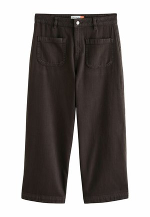 Czarne, szerokie, krótkie spodnie z naszywanymi przednimi kieszeniami, zapinane na guziki, z szlufkami na pasek, wykonane z materiału przypominającego denim.