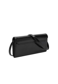 Czarna skórzana kopertówka o gładkim, błyszczącym wykończeniu. Prostokątny kształt, klapa na złożenie i odpinany pasek na ramię. Minimalistyczny design.